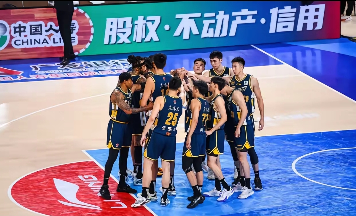 运气爆棚！球队险胜晋级下一轮的简单介绍