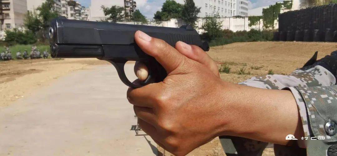 射击选手神准枪法，紧张局面胜利收场的简单介绍