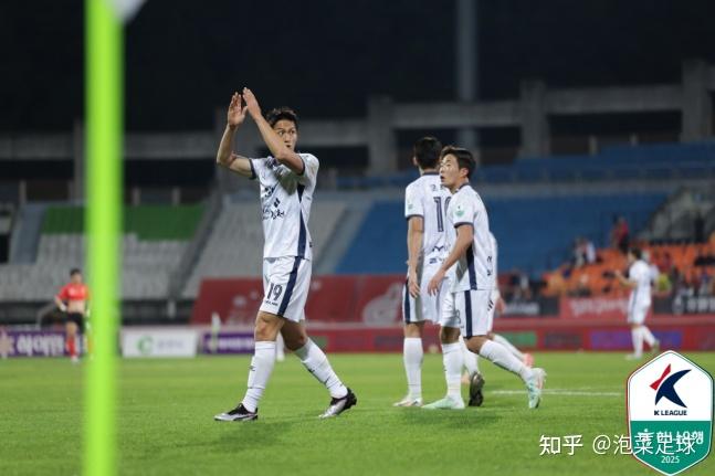 阿尔梅里亚门将扑点救主，帮助球队获胜